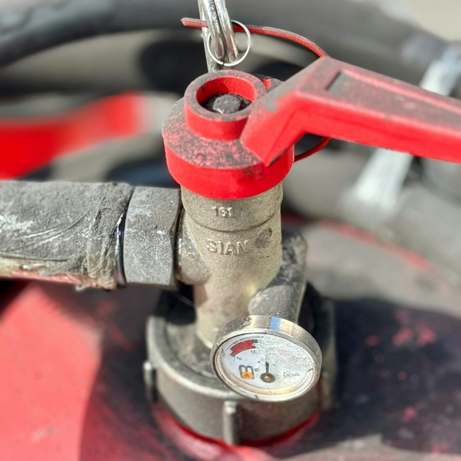 A heating valve and pressure gauge