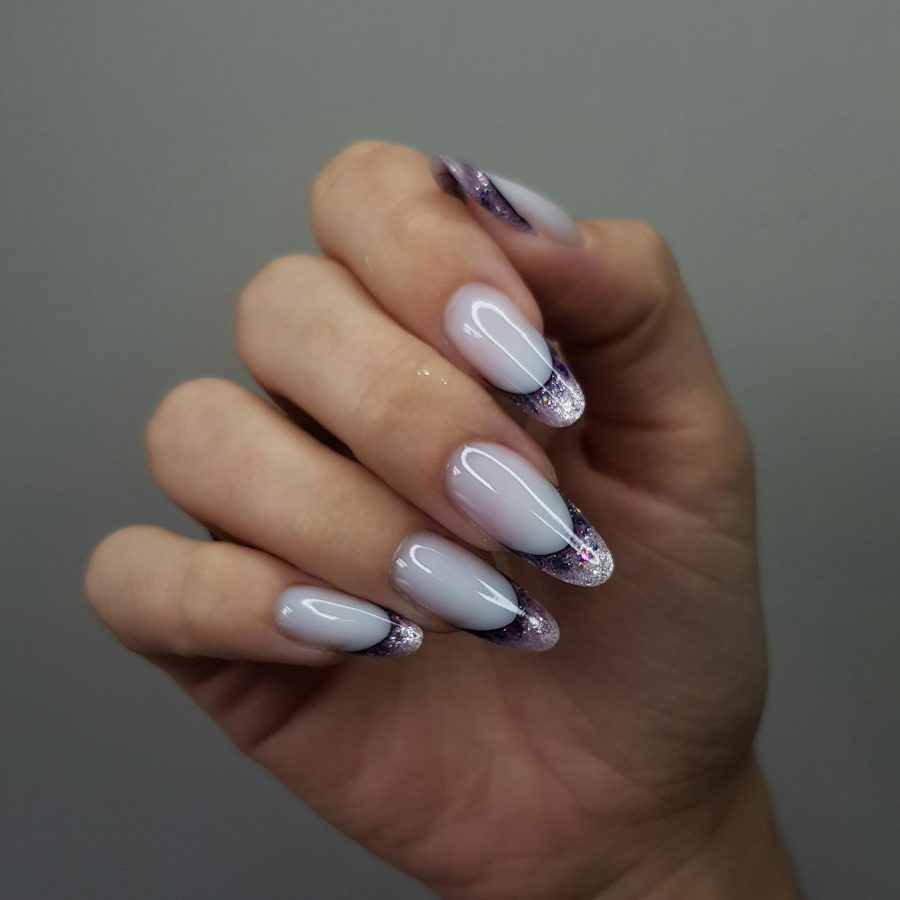 White nails with marbled tips