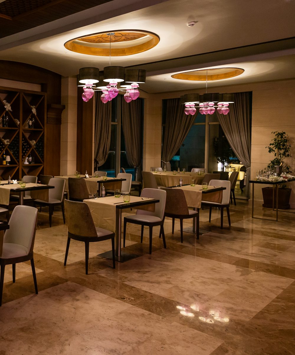 The relaxed dining room with wooden tables