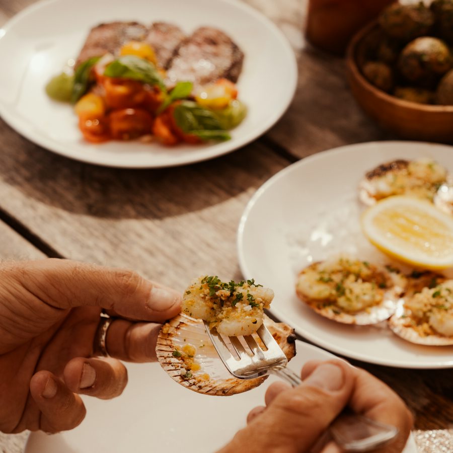 Baked scallops at the table